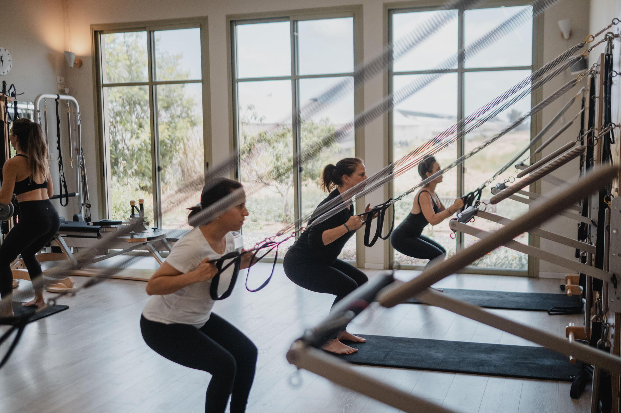 נשים מתרגלות פילאטיס עם קפיצים