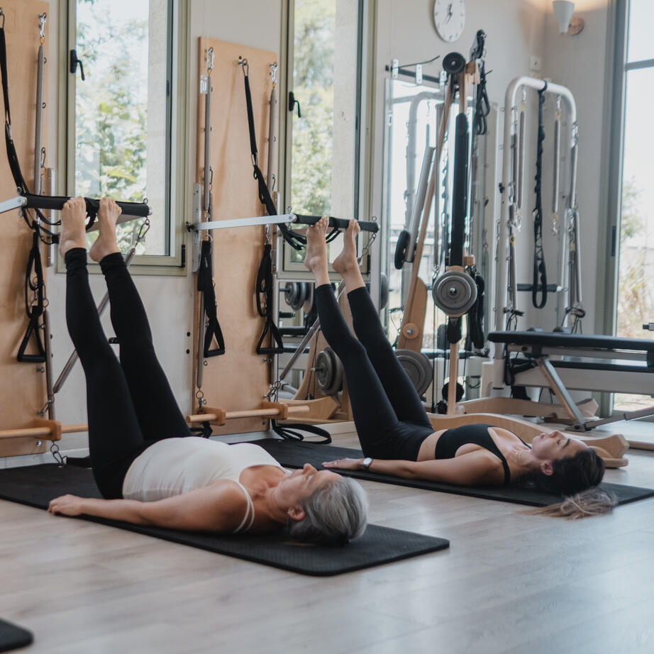 נשים מתאמנות בפילאטיס